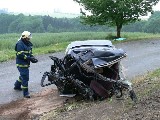 obrázek ke článku: Dvacetiletá dívka bez řidičáku rozpůlila Lancii o strom.