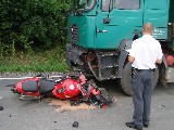 obrázek ke článku: Motorkář nepřežil čelní náraz do plně naloženého náklaďáku
