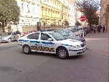obrázek ke článku: Městská policie Brno parkuje uprostřed křižovatky